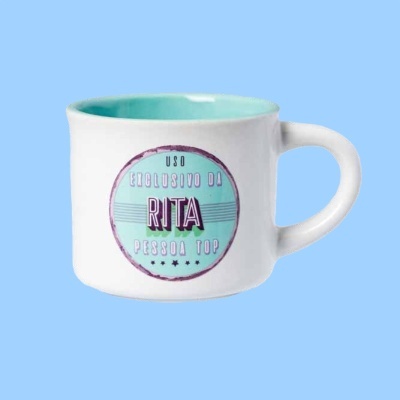 Caneca branca com interior azul turquesa e texto personalizado