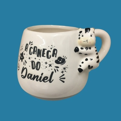 Caneca branca com texto preto e gato 3D na pega