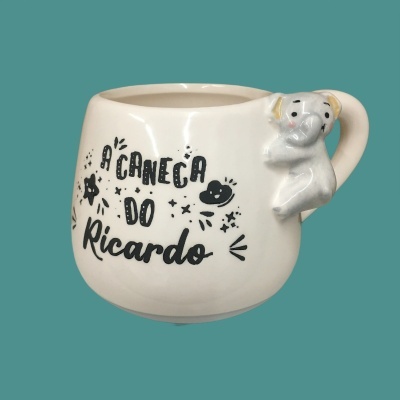 Caneca branca com texto preto e elefante no cabo