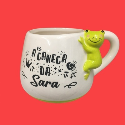 Caneca branca com texto e decoração de rã verde