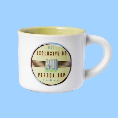Caneca branca com interior amarelo e texto personalizado