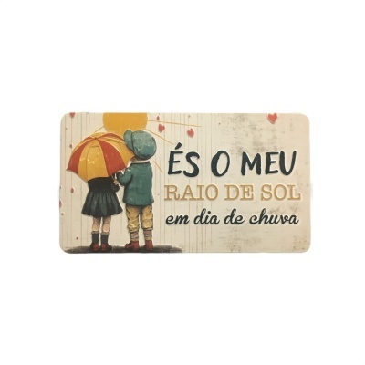 Placa decorativa com ilustração de duas crianças e texto em português