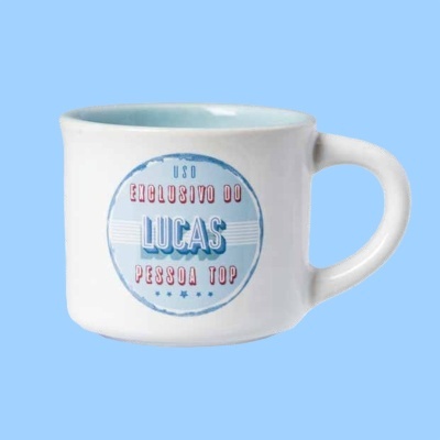 Caneca branca com texto personalizado em azul e vermelho