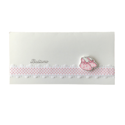 Envelope branco decorado com fita rosa de bolinhas e aplique de sapatinhos cor de rosa, com a palavra 'Batismo'
