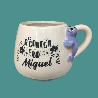 Caneca cerâmica branca com texto e ornamento azul