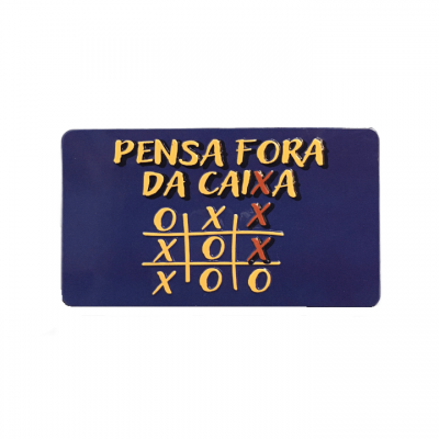 Artigo retangular azul escuro com jogo da velha e texto 'PENSA FORA DA CAIXA' em amarelo