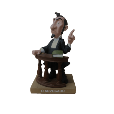 Figurino de advogado a apontar com o dedo em bancada castanha com livros