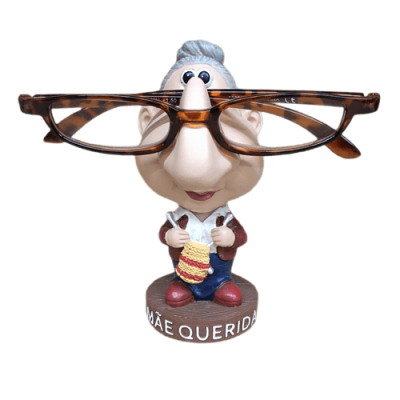 Figura decorativa de idoso com óculos castanhos e base com texto MAE QUERIDA