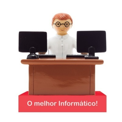 Figura decorativa de um informático com secretária e dois ecrãs em base vermelha