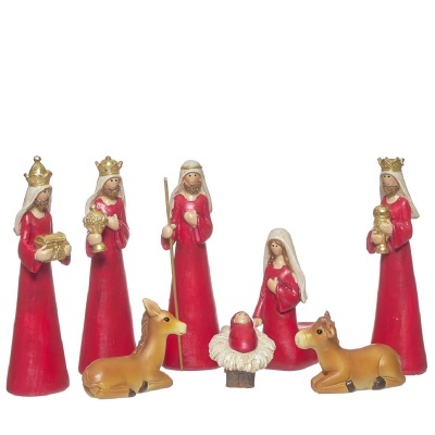 Figuras de presépio com mantos vermelhos e animais castanhos