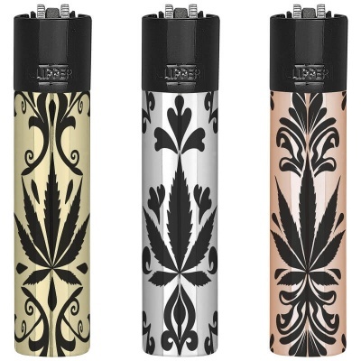 Três isqueiros Clipper com desenhos pretos de folhas e padrões decorativos em fundo colorido.