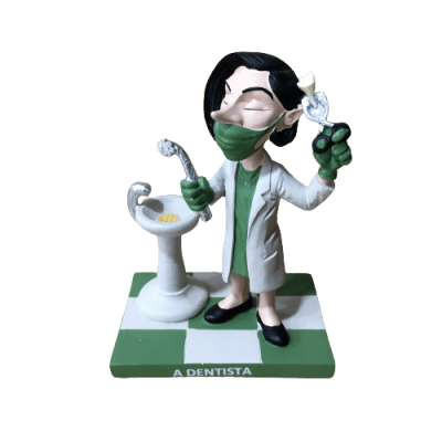 Estatueta caricatura de dentista com ferramentas e pia em base quadriculada