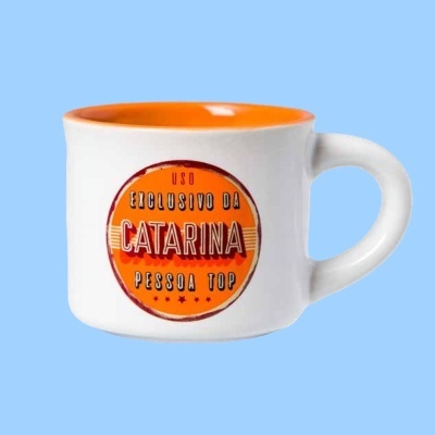 Caneca branca com interior laranja e texto personalizado na frente