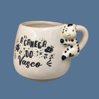 Caneca branca com texto e figura 3D de animal a agarrar a pega