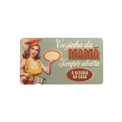 Placa decorativa com ilustração de mulher vintage na cozinha e texto em português.