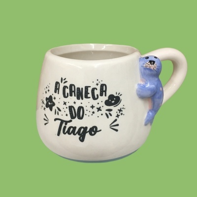Caneca branca com texto preto e pega em forma de foca azul
