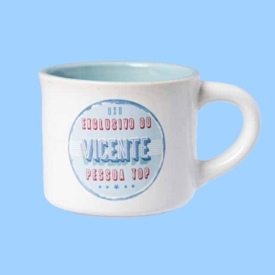 Caneca cerâmica branca com interior azul claro e texto personalizado em azul e vermelho