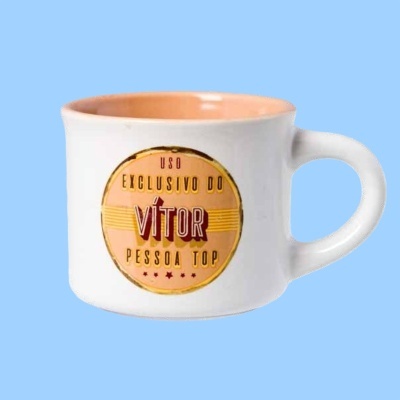 Caneca branca com interior rosa e texto 'USO EXCLUSIVO DO VÍTOR PESSOA TOP'