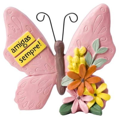 Escultura decorativa de borboleta rosa com flores e texto 'amigas sempre!'