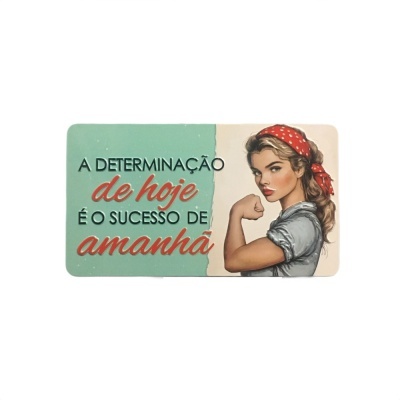 Placa decorativa com mulher e texto motivacional em português