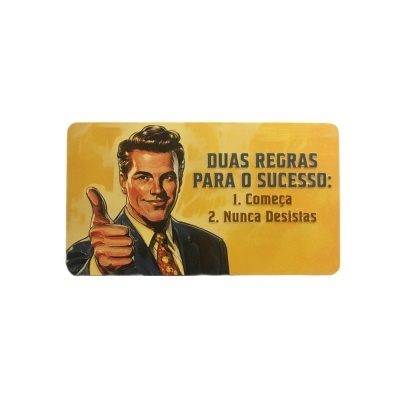 Objeto retangular amarelo com ilustração de homem e texto em português sobre sucesso.