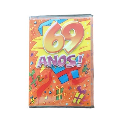 Cartão de aniversário com '69 ANOS!' em letras grandes e coloridas com decoração de presentes e fitas