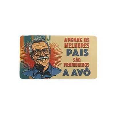 Placa decorativa com ilustração de homem idoso e texto comemorativo em português.