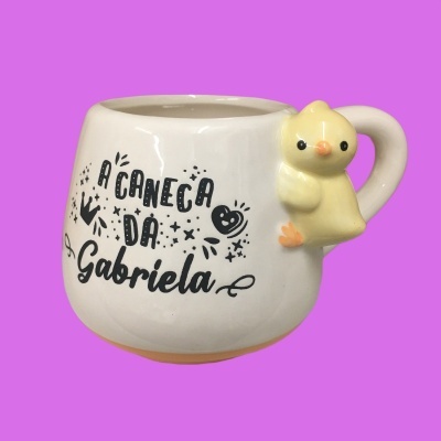 Caneca branca com texto preto e pintainho amarelo na pega