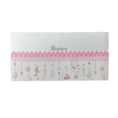 Envelope branco decorado com renda rosa e padrões suspensos cor-de-rosa e dourados, com texto 'Parabéns'