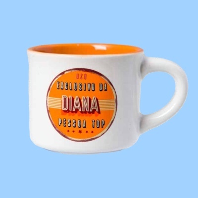 Caneca branca com interior laranja e texto 'USO EXCLUSIVO DA DIANA PESSOA TOP'