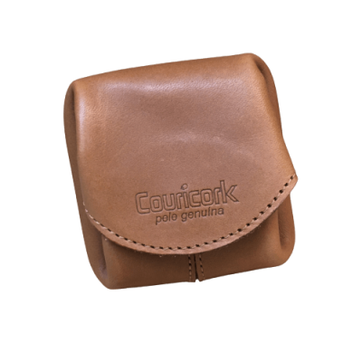 Bolsa pequena em pele castanha clara com fecho tipo aba