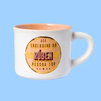 Caneca branca com texto personalizado para Rúben, fundo azul