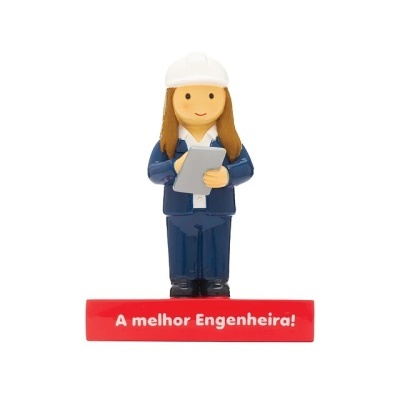 Figurina de engenheira com capacete branco e base vermelha com texto.