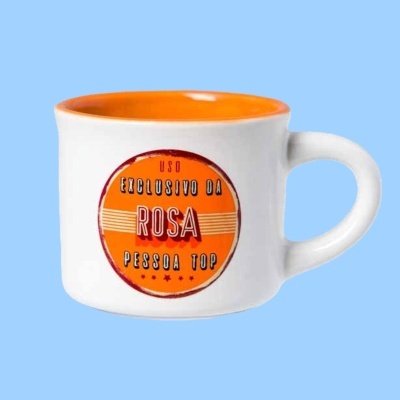 Caneca cerâmica branca com texto laranja e vermelho