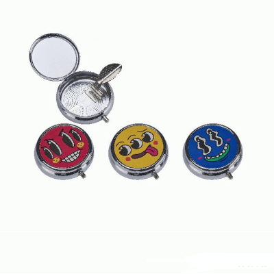 Três caixinhas redondas de metal com desenhos de carinhas divertidas e uma aberta com espelho.