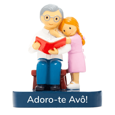 Estátua decorativa avô e neta com livro e texto Adoro-te Avô!
