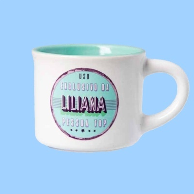 Caneca branca com interior azul claro e texto personalizado