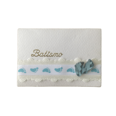 Cartão branco de Batismo com fita decorativa e laço azul.