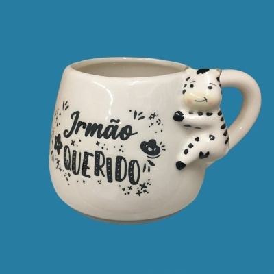 Caneca branca com texto e personagem tigre na pega