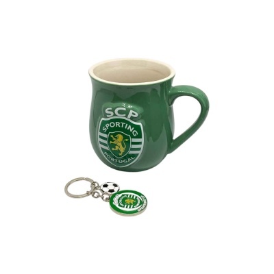 Caneca verde com logotipo do Sporting e chaveiro com símbolo do Sporting e bola de futebol