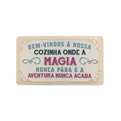 Placa decorativa retangular com texto em português e design em relevo