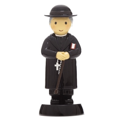 Figura decorativa de sacerdote com cassock e chapéu preto