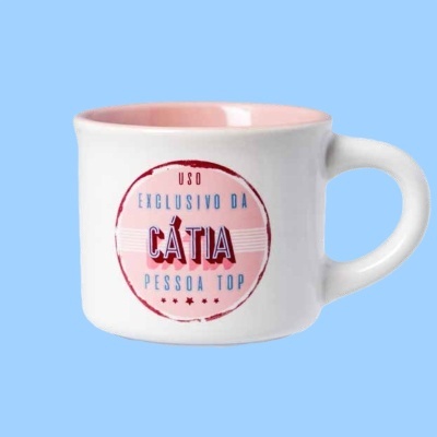 Caneca branca com interior rosa e texto personalizado