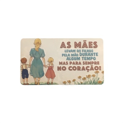 Placa decorativa com mãe e duas crianças de mãos dadas, texto em português sobre amor materno.
