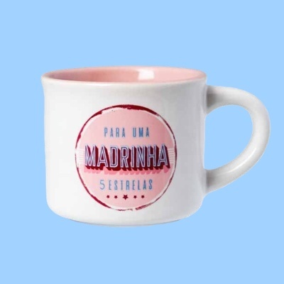 Caneca cerâmica branca com interior rosa e texto para madrinha 5 estrelas