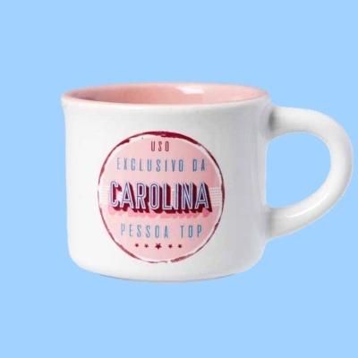 Caneca branca com interior cor-de-rosa e texto personalizado