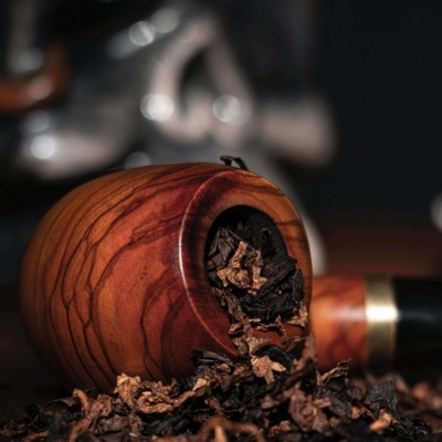 Cachimbo de madeira com tabaco seco a sair