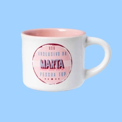 Caneca branca com interior rosa e texto personalizado