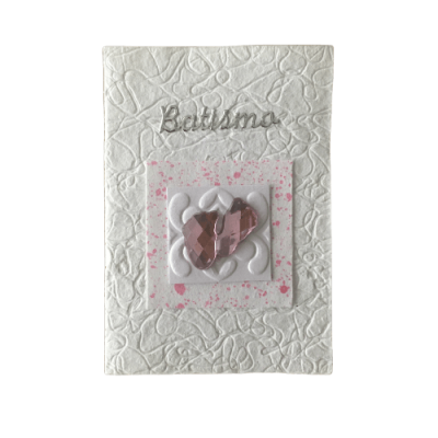 Cartão branco texturizado com coração rosa translúcido e texto Batismo