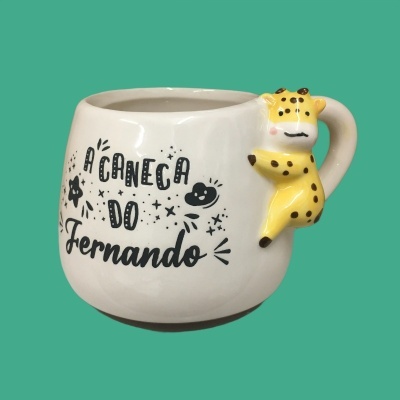 Caneca branca com texto e leopardo amarelo 3D no cabo sobre fundo verde